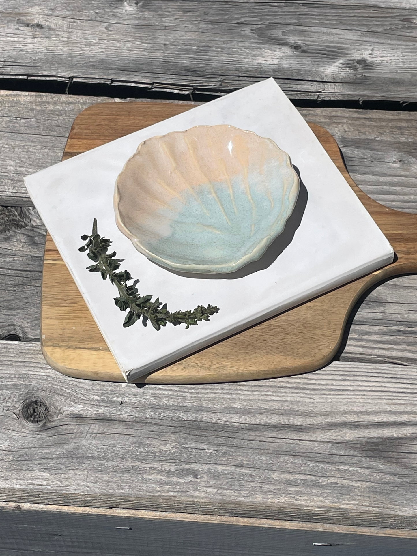Ceramic shell trinket bowl