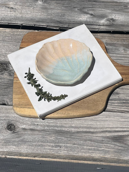 Ceramic shell trinket bowl