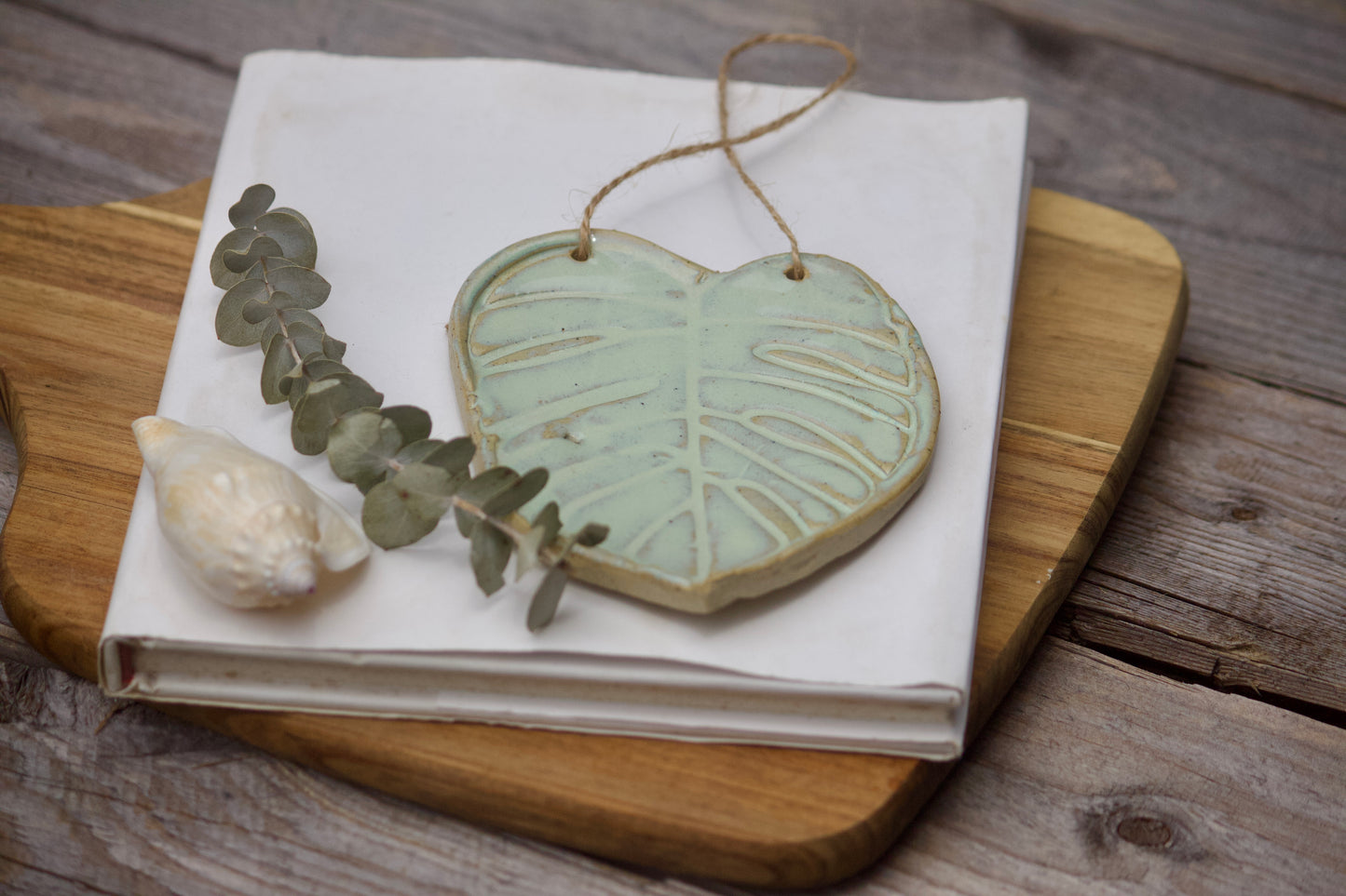 Green leaf wall hanger