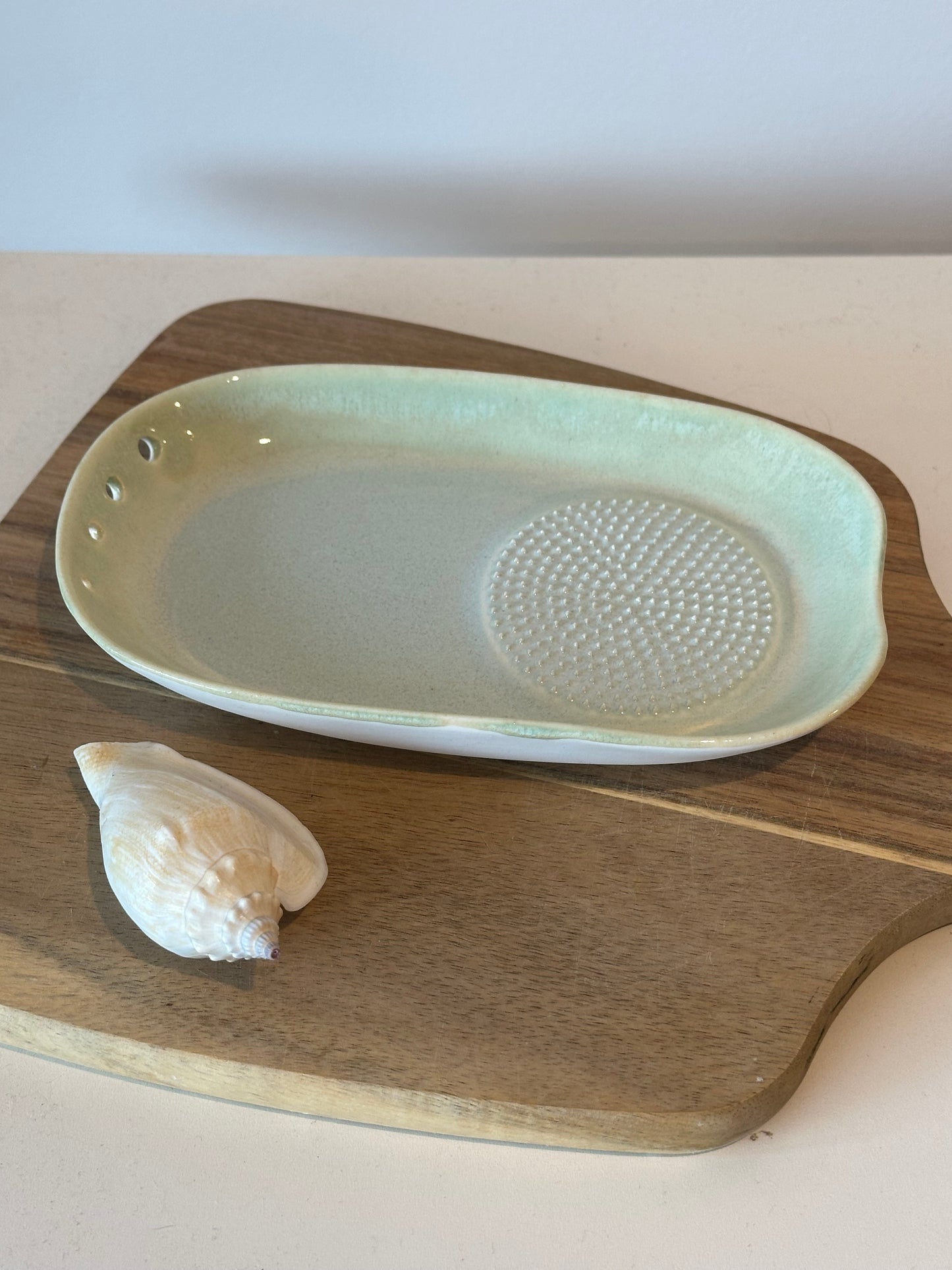 Ceramic garlic/ginger grater and herb stripper